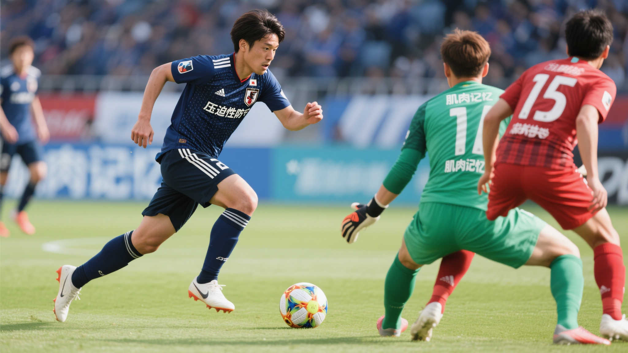 前田大然:前场反抢如本能,多特惨败成警钟 作为锋线尖兵,速度与敏捷性是一名优秀足球运动员必须